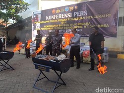Ratusan Bal Pakaian Thrift dari Pontianak Dimusnahkan di Semarang