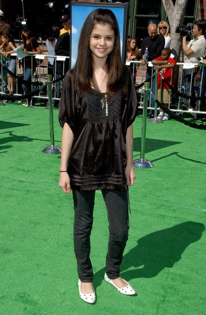 Penampilan red carpet Selena Gomez terlihat jauh berbeda pada tahun 2007. Aktris yang populer berkat perannya dalam serial produksi Disney itu terlihat santai dengan skinny jeans, blus hitam, dan flat shoes. Foto: pinterest.com/POPSUGAR