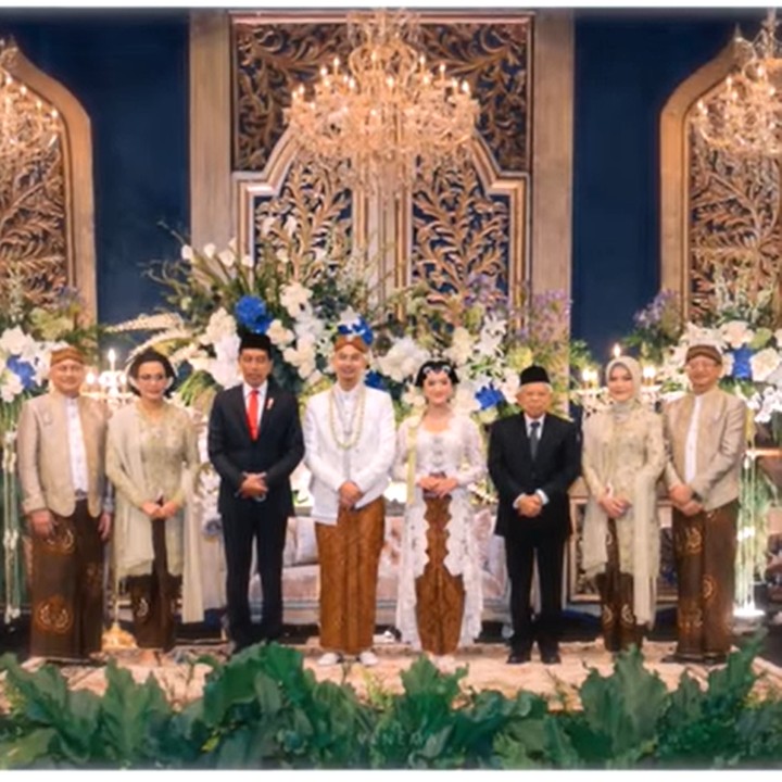 <p>Sri Mulyani tak lupa mengabadikan momen bersejarah dalam hidupnya itu. Ia mengajak keluarganya berfoto di pelaminan bersama Jokowi dan Ma'ruf Amin. (Foto: Facebook Sri Mulyani Indrawati)</p>