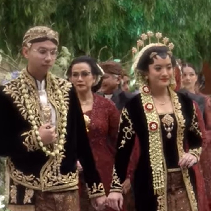 <p>Sri Mulyani juga memperlihatkan momen resepsi sang putra. Lukman dan Windy terlihat sudah berganti pakaian mengenakan busana pengantin khas Jawa. (Foto: Facebook Sri Mulyani Indrawati)</p>