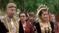 <p>Sri Mulyani juga memperlihatkan momen resepsi sang putra. Lukman dan Windy terlihat sudah berganti pakaian mengenakan busana pengantin khas Jawa. (Foto: Facebook Sri Mulyani Indrawati)</p>