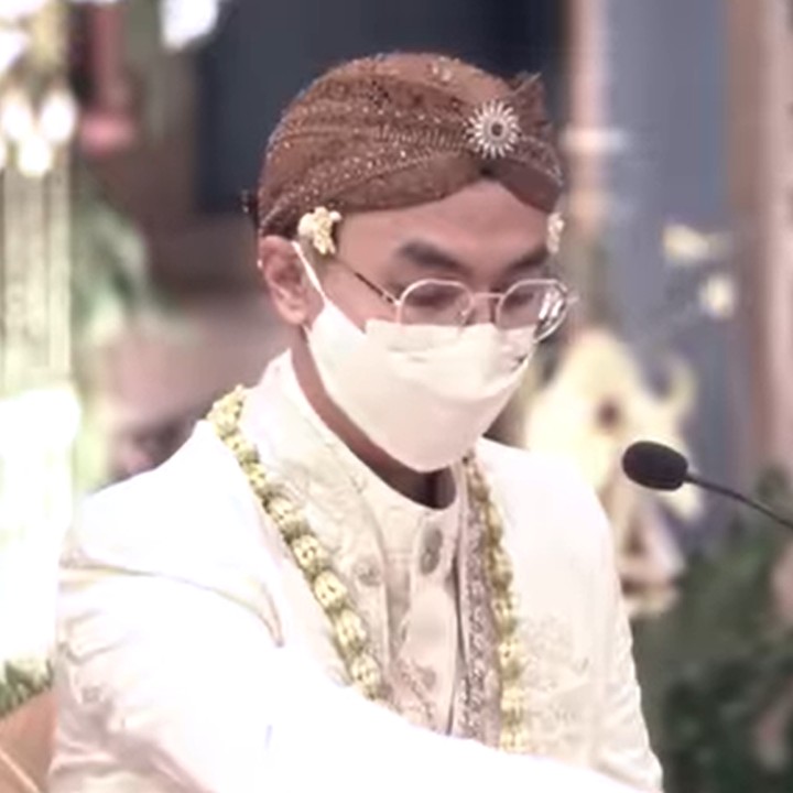 <p>Pada hari pernikahan, Luqman Indra Pambudi Sumartono tampil mengenakan busana serba putih. Di hadapan seluruh orang, ia mengucapkan ijab kabul pada momen akad nikah. Ia pun resmi menikahi kekasihnya, Windy Chintya Dewi. (Foto: Facebook Sri Mulyani Indrawati)</p>