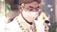 <p>Pada hari pernikahan, Luqman Indra Pambudi Sumartono tampil mengenakan busana serba putih. Di hadapan seluruh orang, ia mengucapkan ijab kabul pada momen akad nikah. Ia pun resmi menikahi kekasihnya, Windy Chintya Dewi. (Foto: Facebook Sri Mulyani Indrawati)</p>