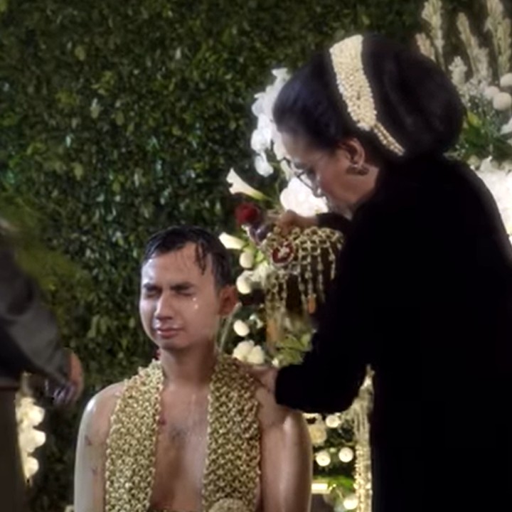 <p>Setelah pengajian, Luqman Indra Pambudi Sumartono juga melakukan tradisi siraman. Sri Mulyani tampak menyiram putra bungsunya sebelum mengantarnya ke pelaminan. (Foto: Facebook Sri Mulyani Indrawati)</p>