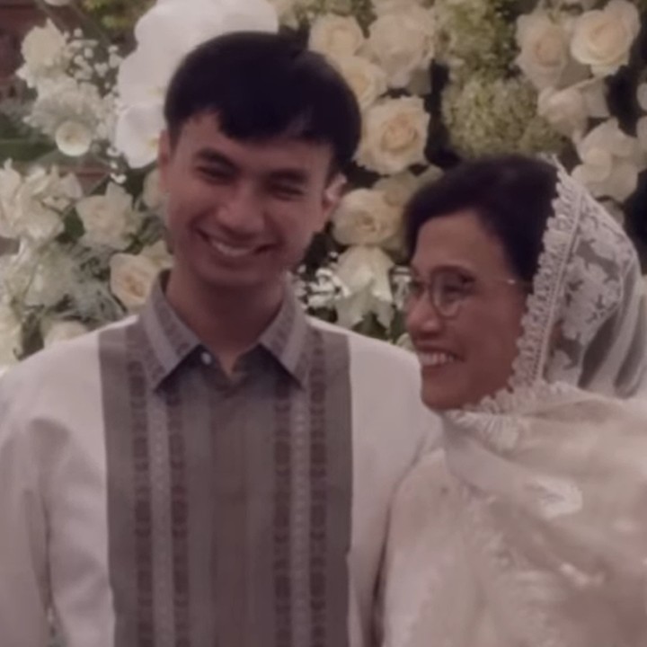<p>Menteri Keuangan RI Sri Mulyani datang membawa kabar bahagia. Putra bungsunya, Luqman Indra Pambudi Sumartono, baru saja menikah. (Foto: Facebook Sri Mulyani Indrawati)</p>
