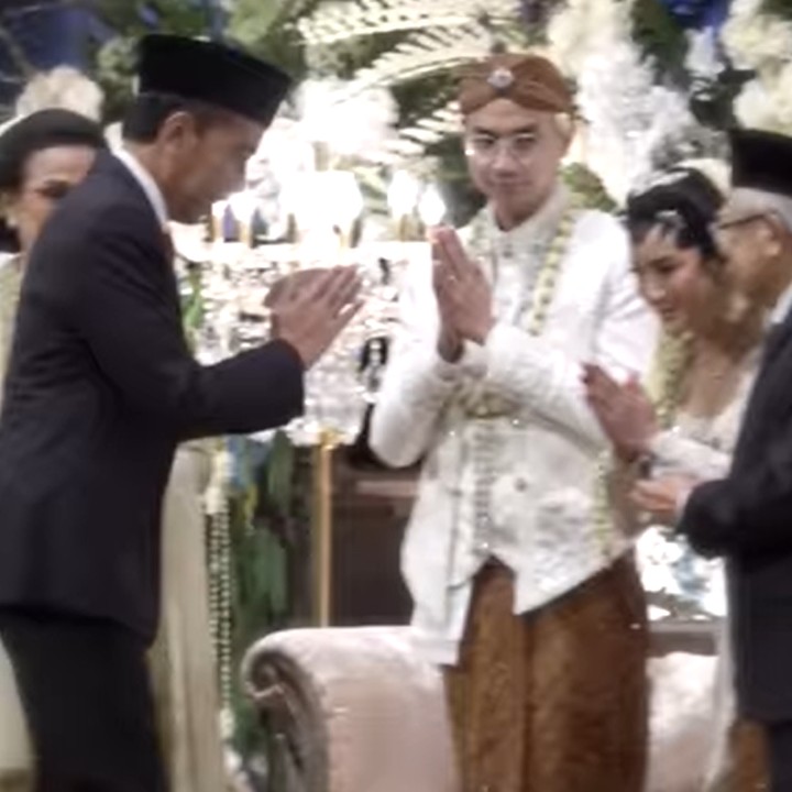 <p>Pernikahan putra bungsu Sri Mulyani juga dihadiri oleh sederet pesohor, termasuk Presiden Joko Widodo dan Wakil Presiden Ma'ruf Amin. (Foto: Facebook Sri Mulyani Indrawati)</p>