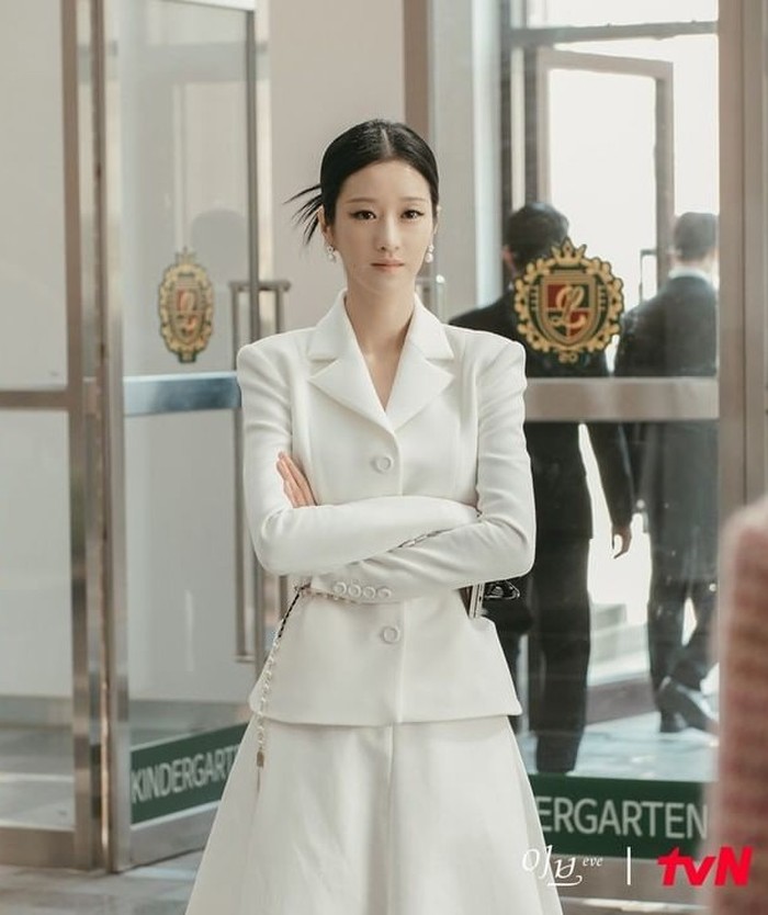 Pesona Seo Ye Ji tak pernah mengecewakan. Apalagi saat pakai outfit one set warna putih ini. Rapi dan berkelas untuk hadiri acara formal, ya kan Beauties? Riasan Seo Ye Ji yang menonjolkan bagian mata juga keren abis!/ Foto: instagram.com/tvn.eve