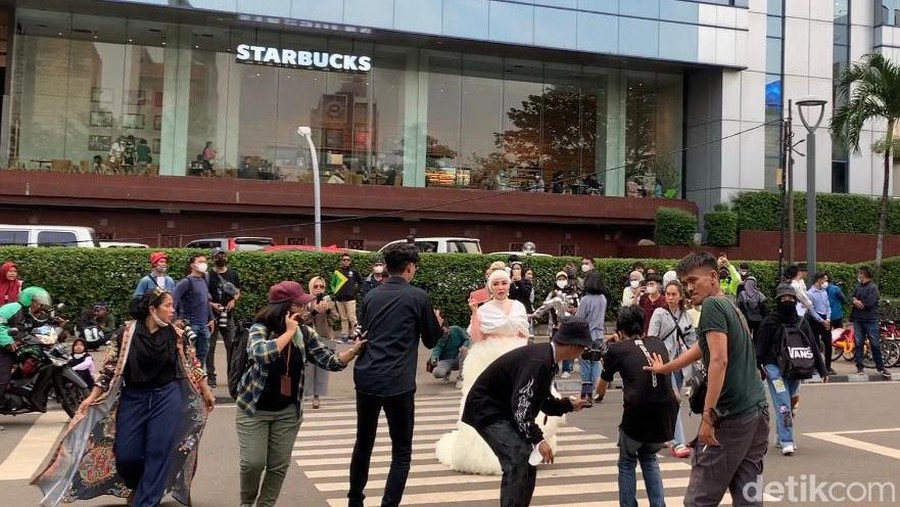Petugas menjaga ketat zebra cross di Dukuh Atas agar tak dipakai peragaan busana Citayam Fashion Week. Namun sejumlah orang berpindah ke zebra cross lain. (Rakha DA/detikcom) Petugas menjaga ketat zebra cross di Dukuh Atas agar tak dipakai peragaan busana Citayam Fashion Week. Namun sejumlah orang berpindah ke zebra cross lain. (Rakha DA/detikcom)