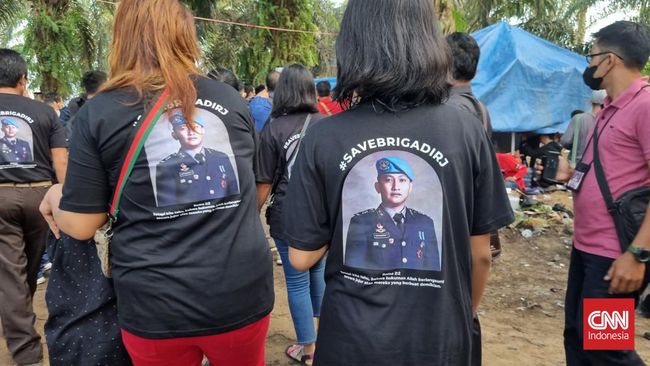 Keluarga Doa Bersama di Makam Brigadir J Jelang Autopsi Ulang