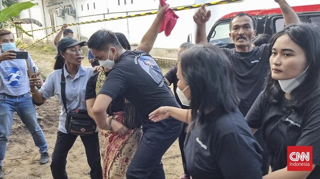 Keluarga Brigadir J menggelar doa bersama di dekat makam jelang pengangkatan jasad dilakukan. Jerit histeris dari anggota keluarga kerap kali terdengar.