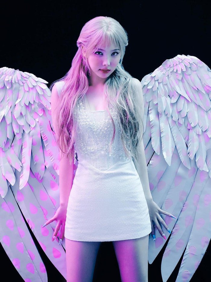 Potret Nayeon di Dazed curi perhatian penggemar. Sebagai langkah promosi album 'IM NAYEON', penyanyi cantik ini pakai sayap berwarna pink, senada dengan mini dressnya. Gemas sekali, Beauties!/ Foto: instagram.com/dazedkorea
