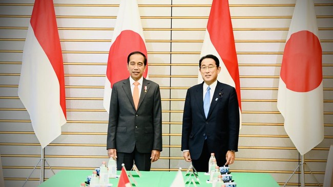 Jokowi bertemu PM Jepang Fumio Kishida. Dalam pertemuan tersebut Jokowi membahas kerjasama RI-Jepang di beberapa bidang. 