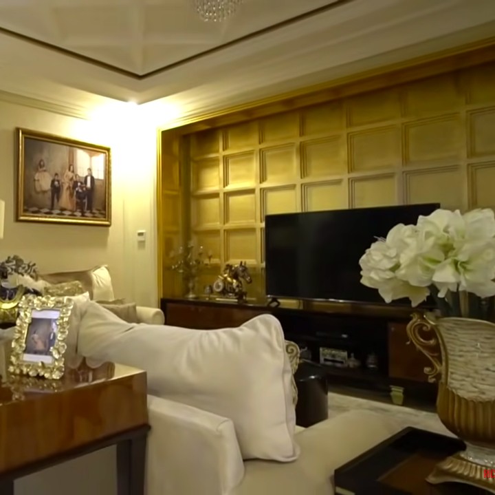 <p>Dari mushola, Andre turut memperlihatkan ruang keluarganya, nih. Di sini, dirinya dan keluarga biasa bersantai, berbincang, dan menonton TV. (Foto: YouTube Ricis Official)</p>