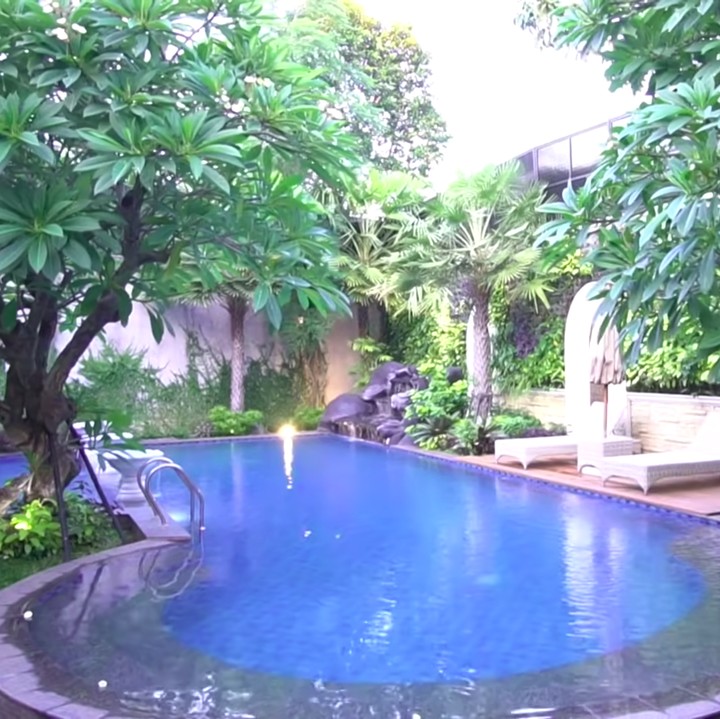 <p>Sama seperti kebanyakan rumah mewah lainnya, rumah Andre juga dilengkapi dengan kolam renang nih, Bunda. Keren banget, ya! (Foto: YouTube Ricis Official)</p>
