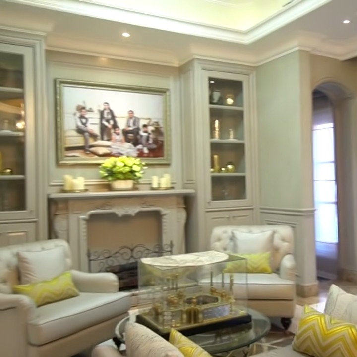 <p>Setelah memasuki pintu utama, Bunda akan langsung disambut dengan ruang tamu yang besar dan mewah. Di dalamnya Andre menambahkan berbagai macam ornamen, lho. (Foto: YouTube Ricis Official)</p>