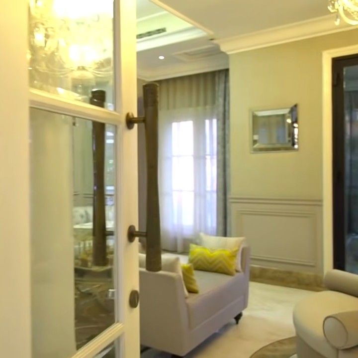 <p>Sebelumnya, Andre Taulany hanya membeli tanah pada tahun 2016. Setelah dua tahun di bangun, ia pun bisa menempati rumah ini. (Foto: YouTube Ricis Official)</p>