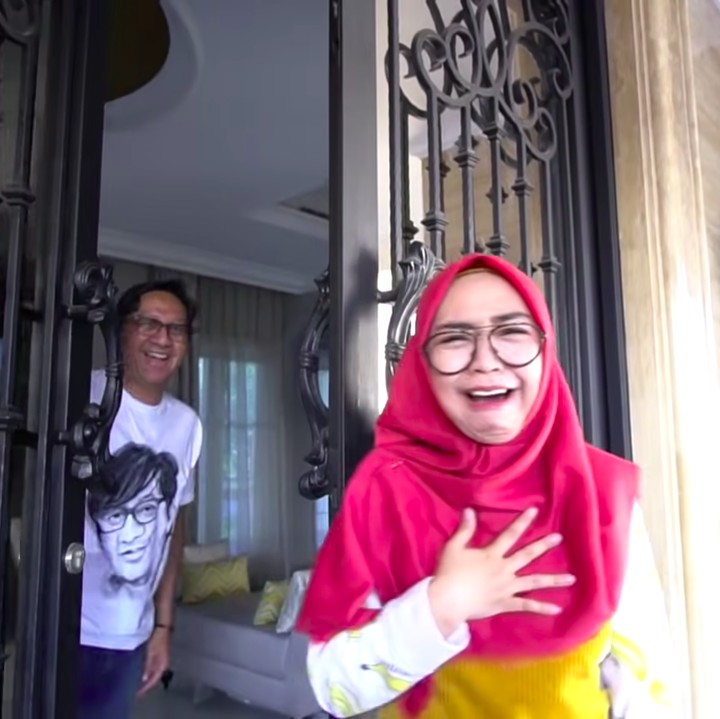 <p>Andre Taulany memiliki rumah mewah yang unik nih, Bunda. Rummah bernuansa putih ini dibangun dengan konsep American Modern. (Foto: YouTube Ricis Official)</p>