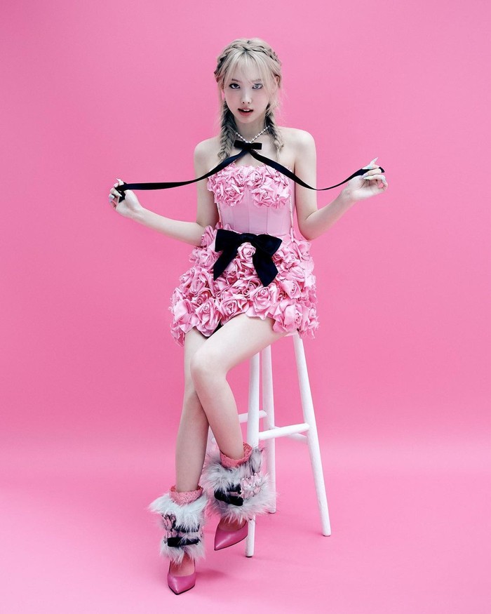 Sejak debut sebagai penyanyi solo, hampir semua outfit Nayeon memakai paduan bahan berwarna pink. Seperti outfinya di Dazed yang pakai mini dress dengan aksen bunga satu ini. Makin keren dengan sepatu bulu dari Kowgi./ Foto: instagram.com/dazedkorea
