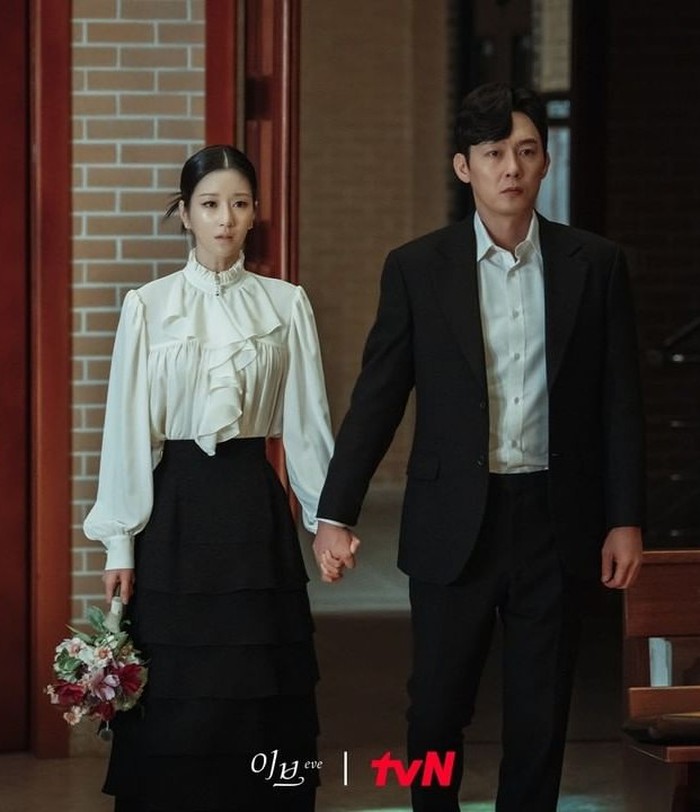 Selain riasan mata yang tajam, Seo Ye Ji di drama baru ini banyak memakai outfit long dress. Sebagian besar memiliki aksen renda yang manis. Outfit ini sangat cocok banget untuk healing, bukan?/ Foto: instagram.com/tvn.eve