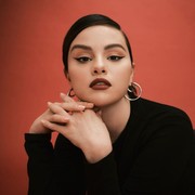 Evolusi Gaya Selena Gomez yang Masuki Usia 30 Tahun