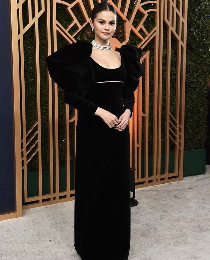 Selena Gomez mengenakan gaun hitam karya Oscar de la Renta berpadu kalung mewah dari Bulgari di SAG Awards 2022. Impresi elegan terpancar dari outfitnya malam itu. Foto: Instagram.com/kateyoung
