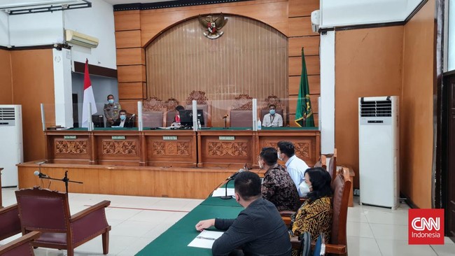 Hakim tunggal PN Jaksel Afrizal Hadi meminta pihak termohon Bareskrim Polri untuk hadir dalam sidang praperadilan dugaan gratifikasi helikopter Firli Bahuri.