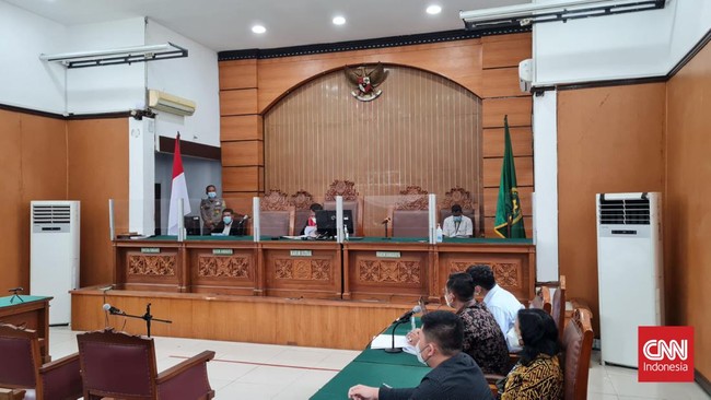 JPU menuntut aktivis Edy Mulyadi dengan pidana penjara 4 tahun karena pernyataan kontroversial 'Kalimantan tempat jin buang anak'.