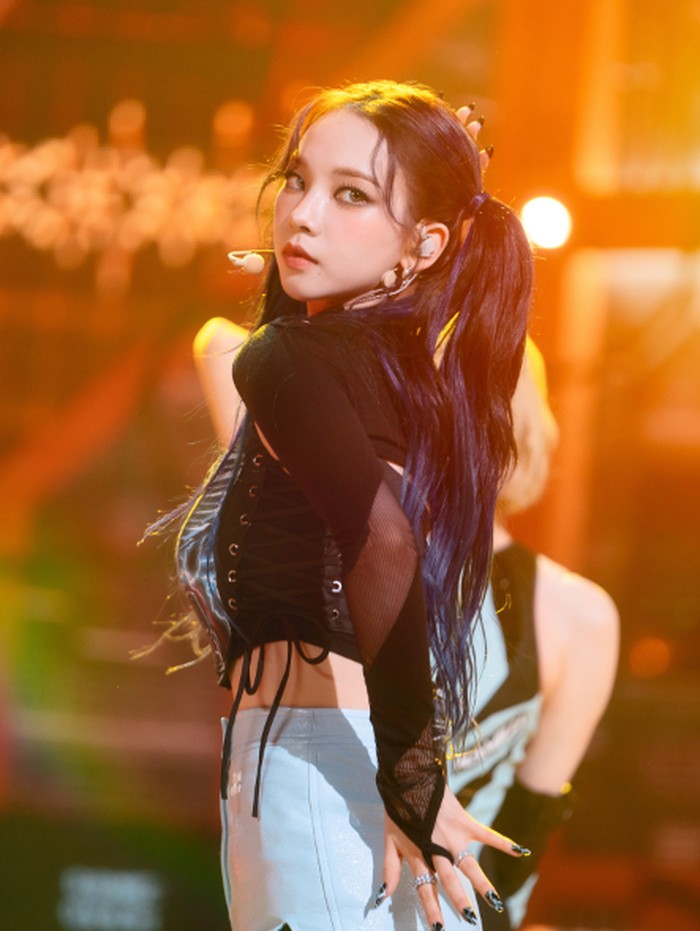 Tampil di panggung SBS Inkigayo pada Minggu, (24/7) lalu, nama Karina kembali jadi topik hangat di media sosial./ foto: sbs.co.kr