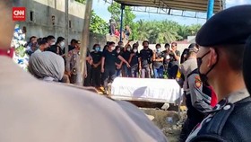 VIDEO: Brigadir J Kembali Dimakamkan dengan Upacara Kepolisian