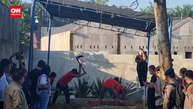 VIDEO: Jerit Histeris Ibunda di Makam Brigadir J