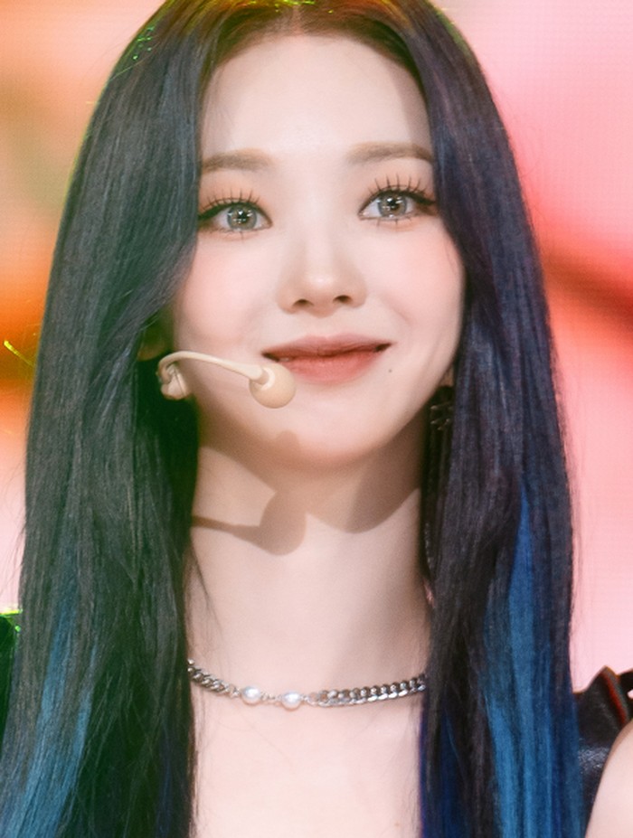 Tidak sedikit juga yang menjuluki foto-foto Karina di panggung Inkigayo kali ini sebagai sebuah legenda./ foto: sbs.co.kr