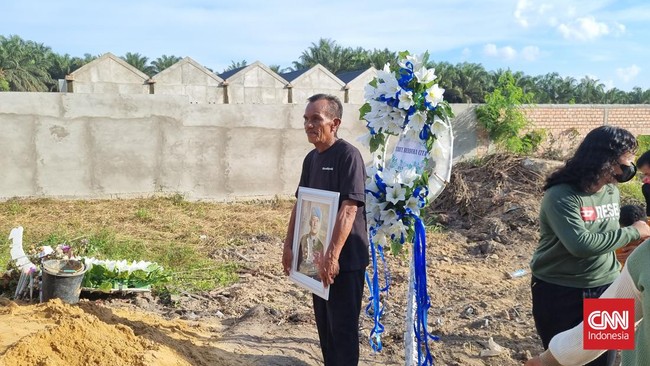 Adik Brigadir J, Bripda LL Hutabarat menangis histeris usai jenazah sang kakak kembali dikebumikan pada Rabu (27/7) sore.