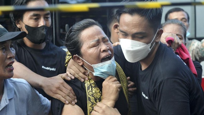 Ibunda Brigadir J, Rosti Simanjuntak mengingatkan bahwa kematian anaknya tersebut telah menjadi catatan serius dari Presiden Joko Widodo.