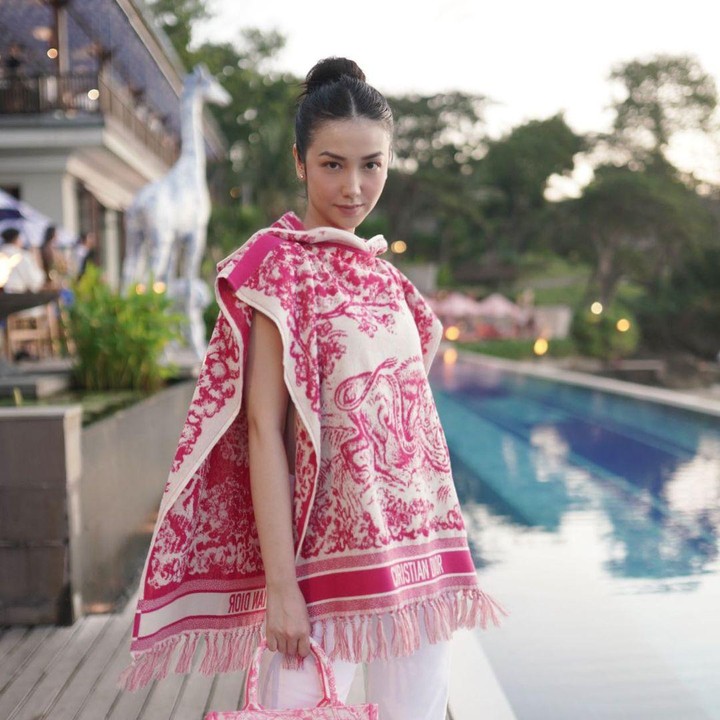 <p>Velove Vexia juga dilirik oleh rumah mode kenamaan untuk mempromosikan fashion item mereka. Meski sudah jarang terlihat di layar kaca, kariernya sebagai model tak pernah surut, Bunda. (Foto: Instagram @vaelovexia)</p>