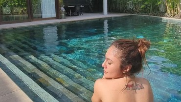 Pose Seksi Berbikini di Kolam Renang, Wulan Guritno 'Diserbu' Rekan Artis