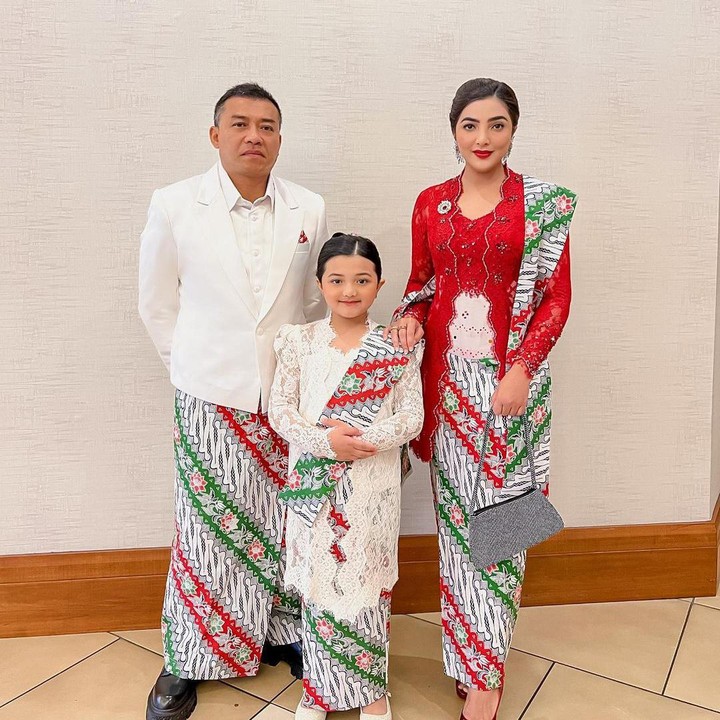 <p>Di kompetisi tersebut, Arsy bersaing dengan ratusan peserta dari berbagai negara. Berbagai tahapan telah dilalui, mulai dari registrasi, <em>boothcamp,</em> sampai<em> ceremony</em> dengan pakaian tradisional Indonesia. (Foto: Instagram @ashanty_ash)</p>