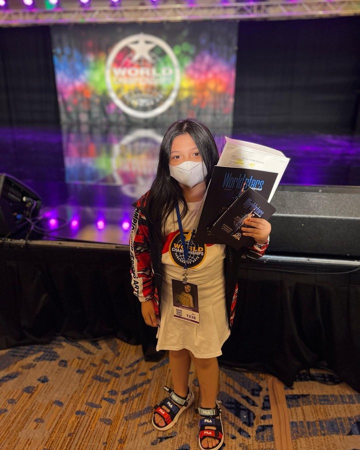 Arsy ikut kompetisi nyanyi tingkat Internasional dalam festival WCOPA di Amerika Serikat. Ia berhasil masuk semi final lho, Bunda. Intip potret Arsy di sini.
