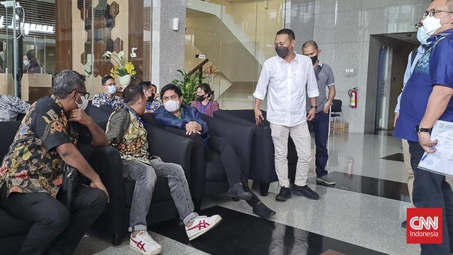 Mardani Maming mendatangi gedung KPK pada Kamis siang, di mana sebelumnya ia ditetapkan sebagai DPO oleh KPK, dan praperadilannya ditolak PN Jaksel.