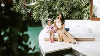 7 Potret Farah Quinn Liburan Bersama Anak di Bali