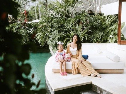 7 Potret Farah Quinn Liburan Bersama Anak di Bali