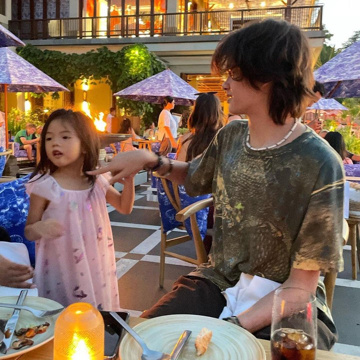 <p>Kali ini, Farah Quinn bersama anak-anaknya, Armand dan Amaira, pergi berlibur ke Bali. (Foto: Instagram @farahquinnofficial)<br /><br /><br /></p>