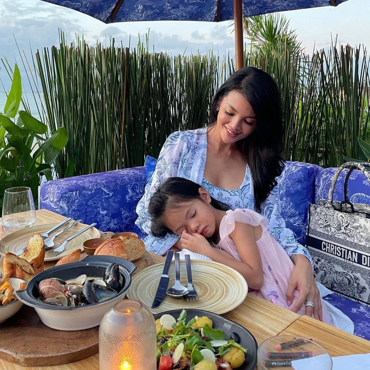 <p>Di Pulau Dewata tersebut, mereka menikmati keindahan alam Bali dan mengunjungi beberapa tempat menarik di sana. (Foto: Instagram @farahquinnofficial)<br /><br /><br /></p>