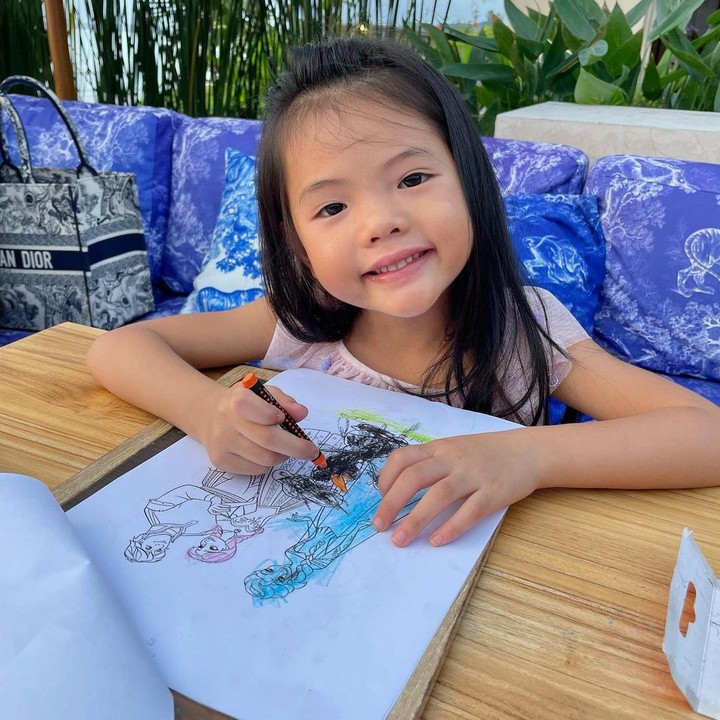 <p>Melalui media sosial Instagram, Farah membagikan potret momen kebersamaannya dengan anak-anak. (Foto: Instagram @farahquinnofficial)<br /><br /><br /></p>