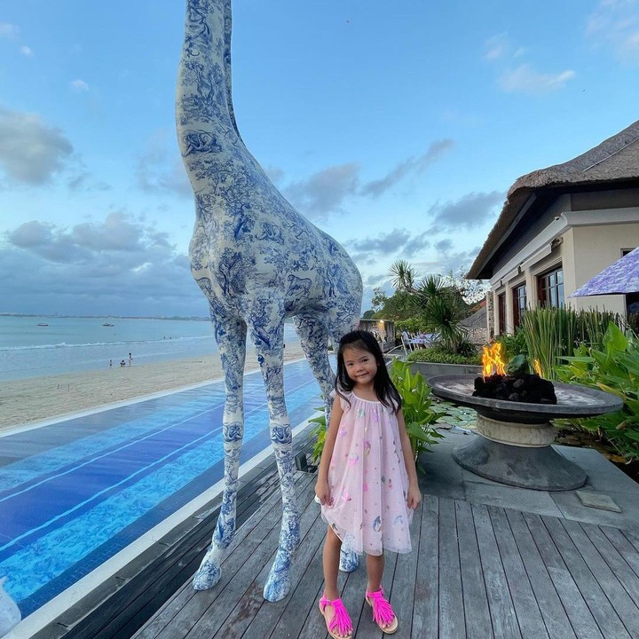 <p>Anak perempuan Farah, Amira, sudah mulai pintar berpose depan kamera nih. (Foto: Instagram @farahquinnofficial)<br /><br /><br /></p>
