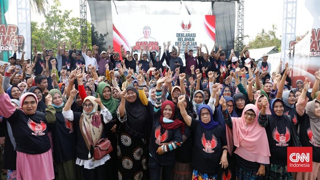 Massa yang tergabung dalam relawan Des Desa untuk Ganjar Sumatera Barat (Sumbar) mendeklarasikan Ganjar Pranowo sebagai calon Presiden 2024-2029.