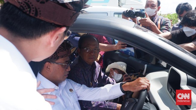 Gubernur Bali I Wayan Koster dan Menteri Perhubungan Budi Karya Sumadi sempat menjajal mobil listrik Toyota di Nusa Dua, Bali, Rabu (27/7).