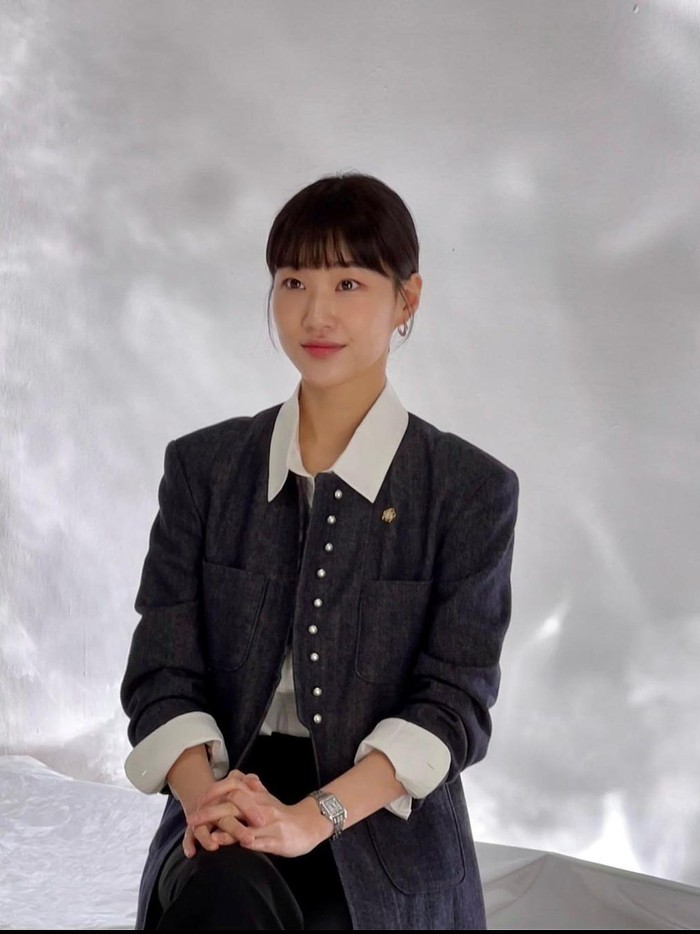 Ha Yoon-kyung, rekan kerja Woo Young Woo yang baik hati dan berhati hangat ini, ternyata juga kelahiran 1992. Perannya juga cukup mencuri perhatian karena jadi rekan kerja dengan 'green flag', alias se-baik itu! /Foto: Instagram @hayoonkie