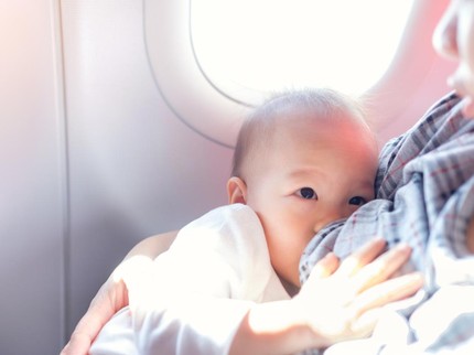 Benarkah Menyusui di Pesawat Bisa Mencegah Kuping Bayi Sakit? Ini Kata Dokter