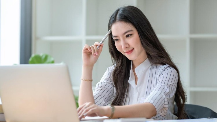 Ilustrasi Orang Cerdas Portrait of smiling beautiful Asian businesswoman enjoy the idea sitting at office.