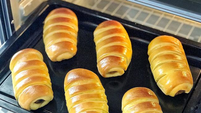 Cara Buat Roti Pisang Cokelat Keju, Enak dan Empuk Roti klasik ini biasanya disajikan sebagai teman minum teh, kopi, atau untuk menu sarapan. Berikut cara mudah buat roti pisang cokelat keju.